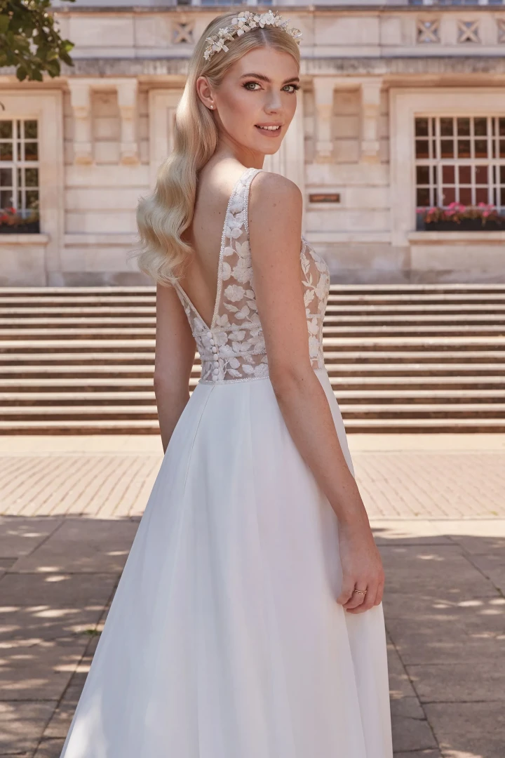 Adore 11226 Alessia close back