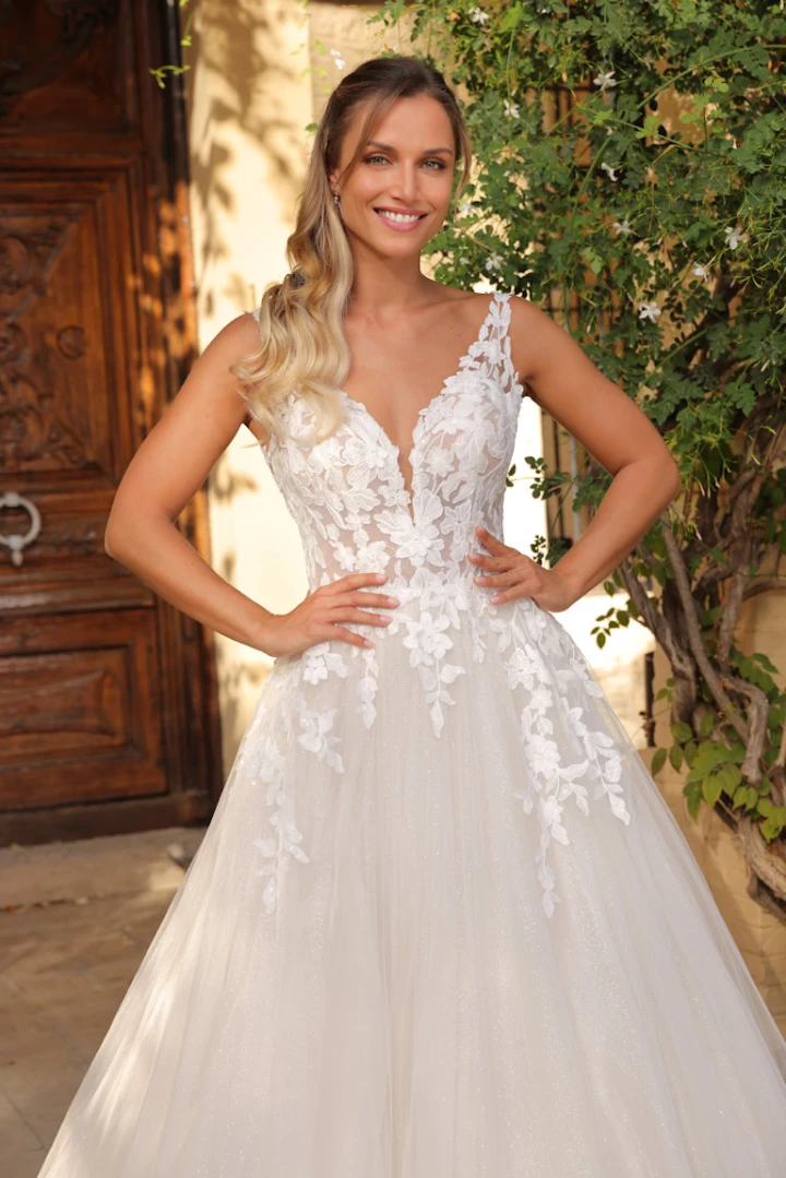 Arnolda-close-AzureeBridal-05497