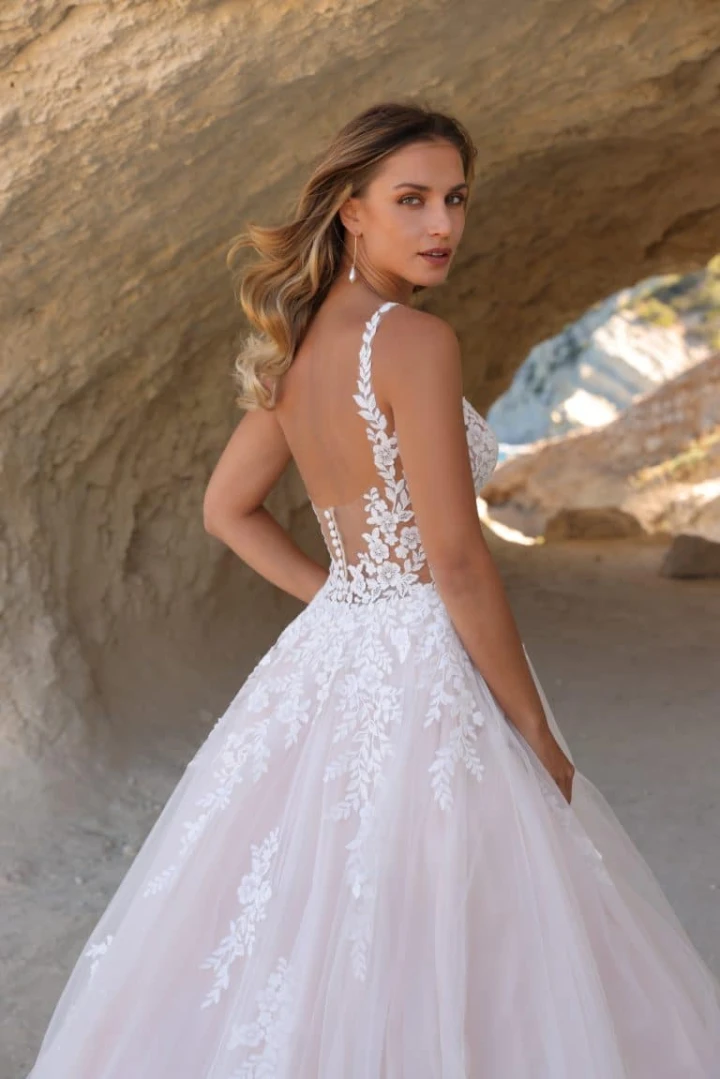 Azuree Aida close