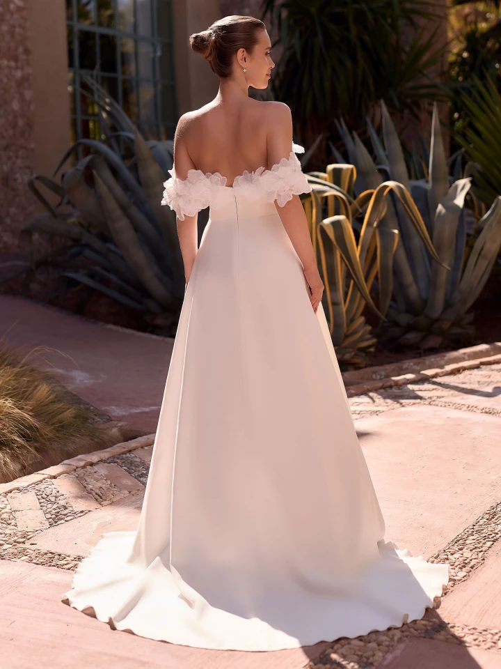 Betsi Bianco Evento back