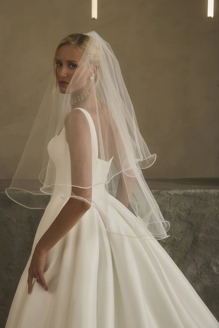 Casablanca 2635 Miriam close veil back