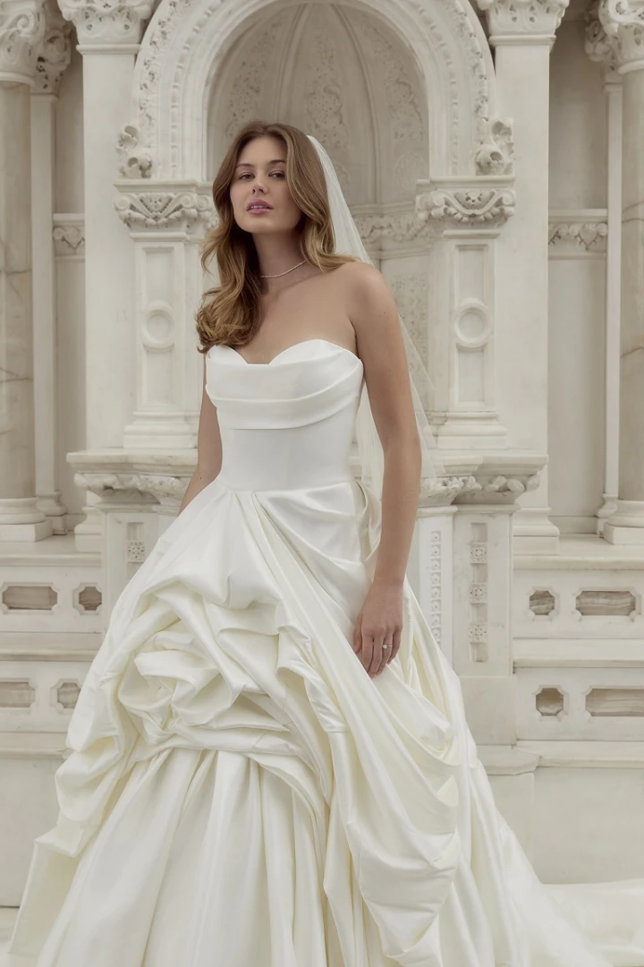 Casablanca Bridal 2589 close 2