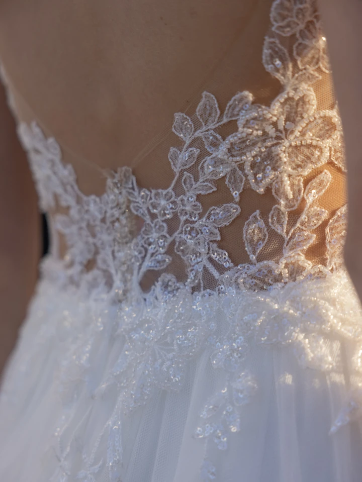 Modeca Arlene close back