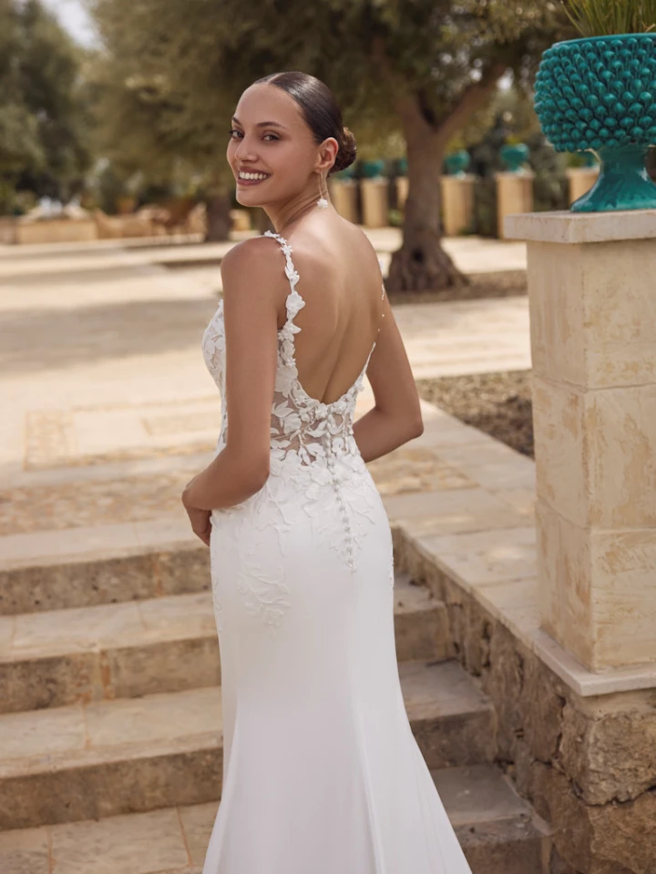 Modeca Gaelle back close.