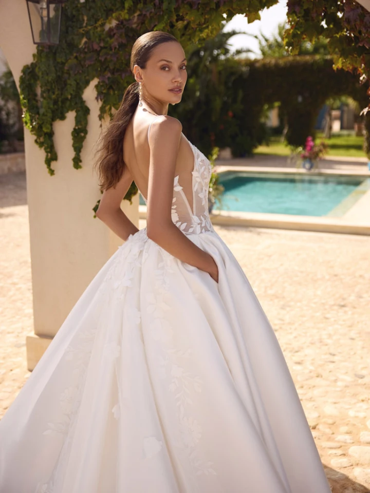 modeca gyda back close