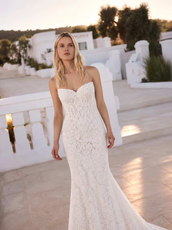 Modeca Luriane close