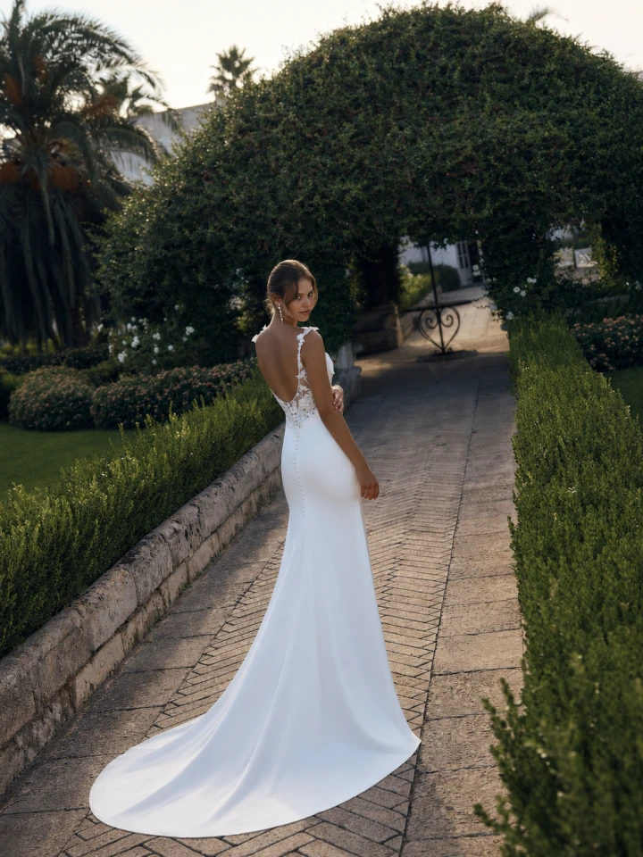 Modeca Manon back