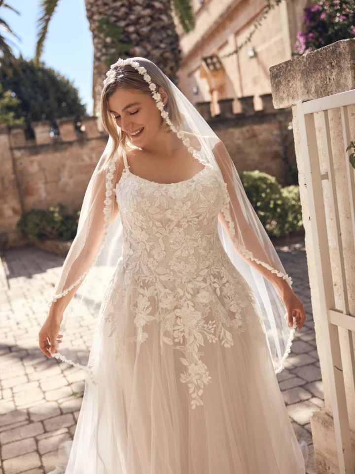 Modeca Nia close