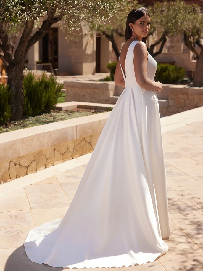 Bianco Evento Idalia +size back.jpg