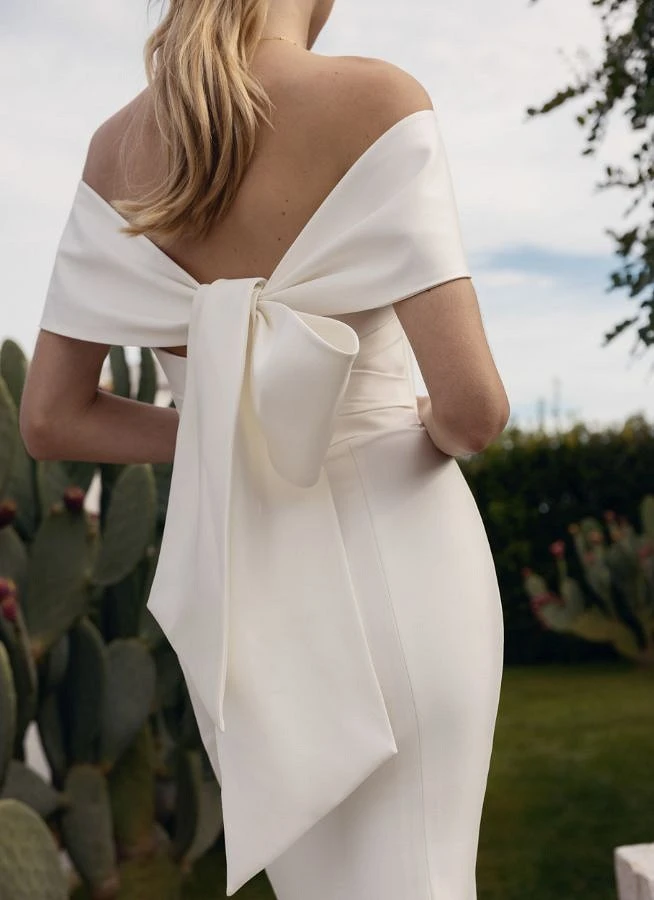 modeca adore close back