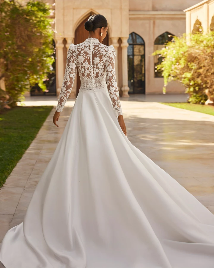 Rosa Clara Orel back close