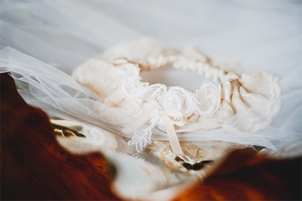 Attributen bij je trouwjurk - de kousenband